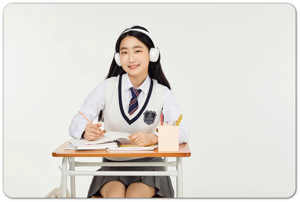 책상에서 생각하는 학생