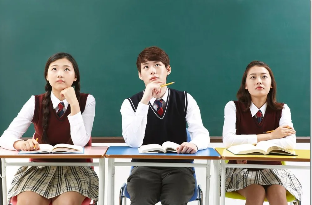 교재를 읽는 학생들