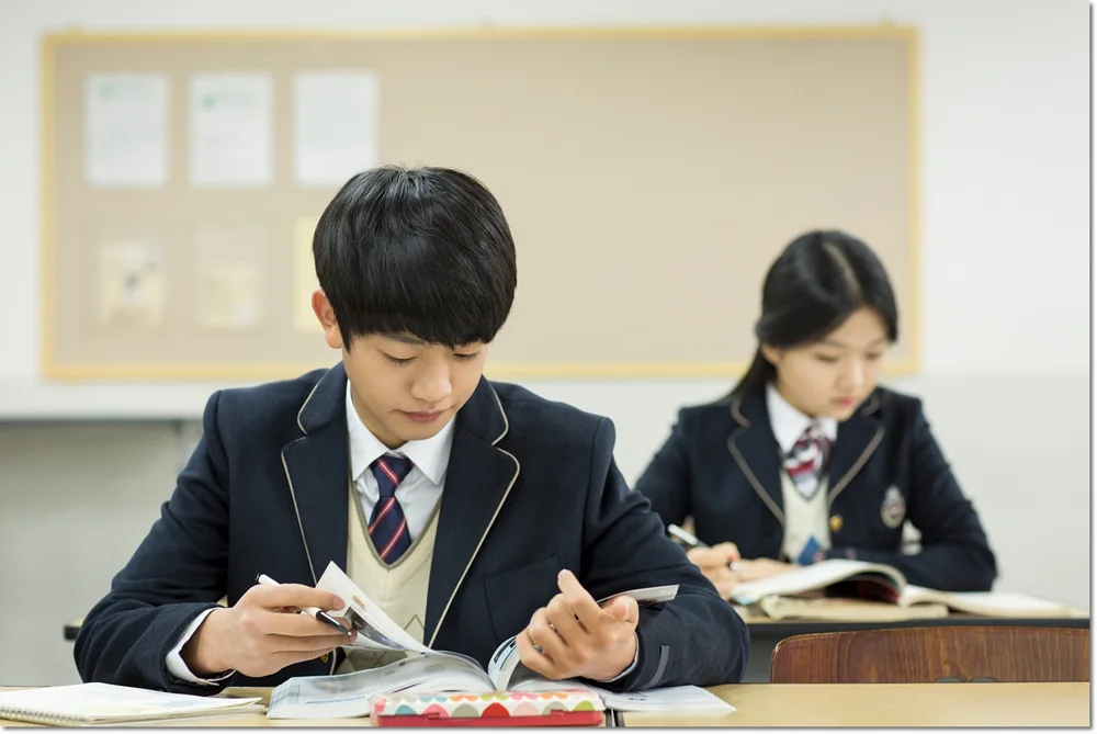책상에서 공부하는 학생들