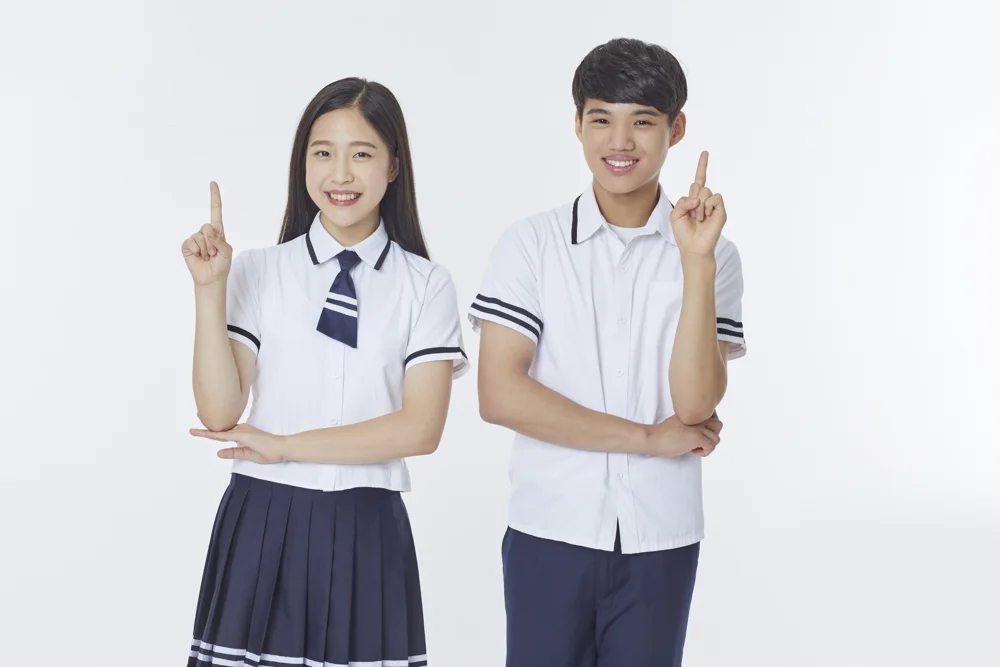 함께 서 있는 두 학생