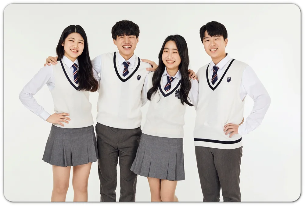 교재를 든 학생들