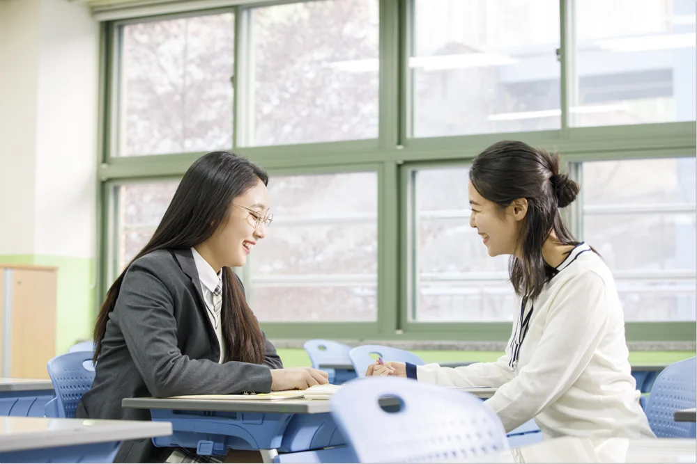 마주 앉아 과제를 살펴보는 모습