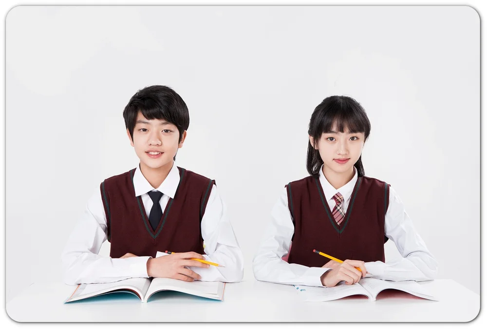 교재와 함께 앉은 두 학생