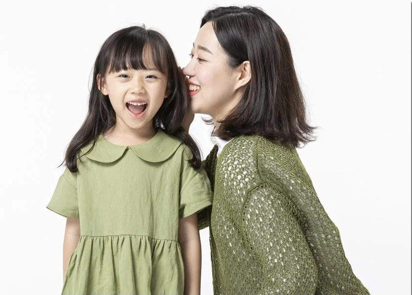아이와 대화하는 보호자