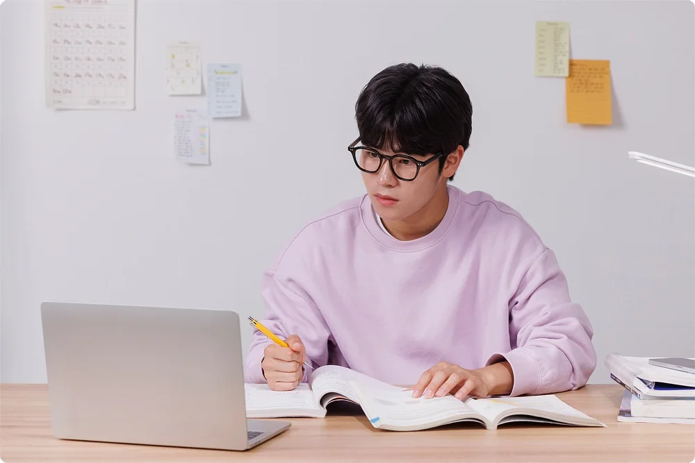 책상에서 자료를 읽는 모습