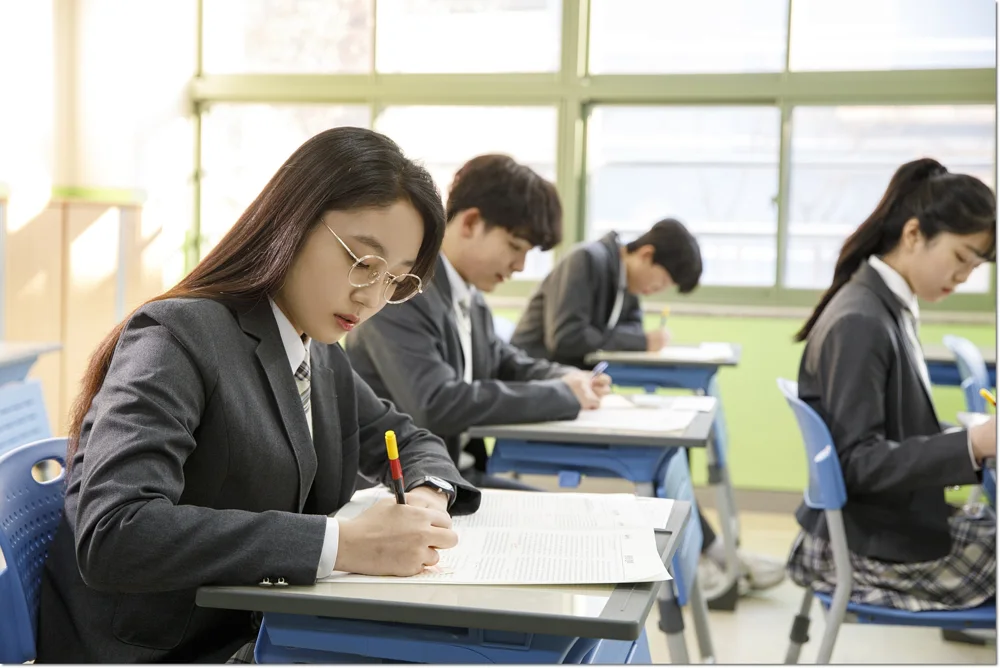 교실에서 과제를 하는 학생들