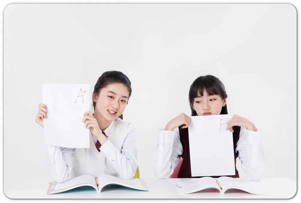 태블릿과 책을 함께 보는 학생들