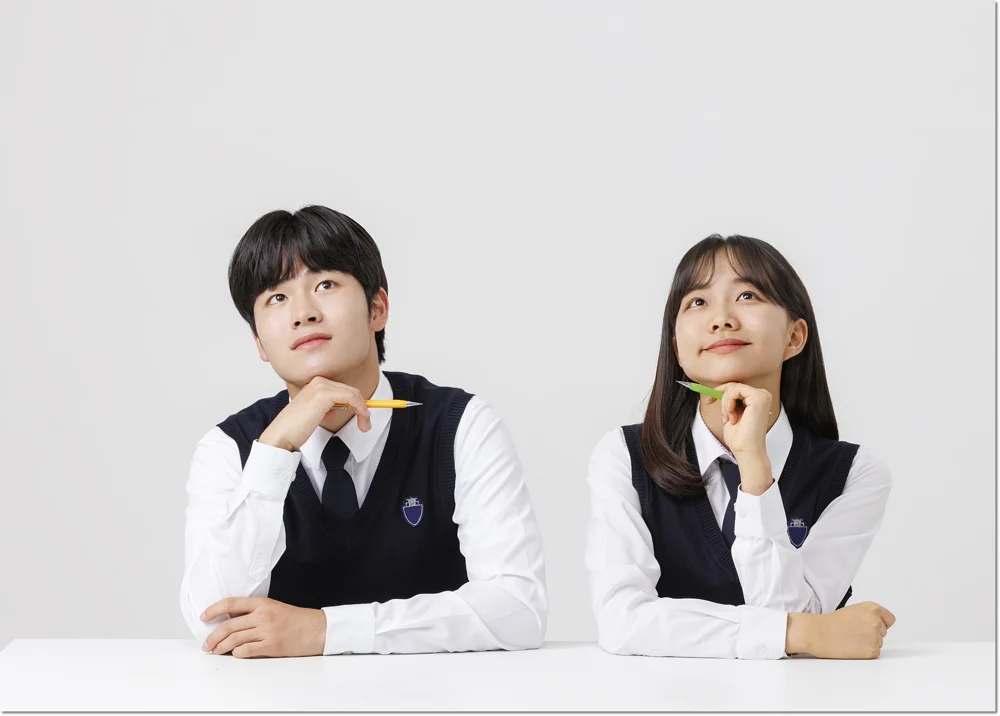 생각을 정리하는 두 학생