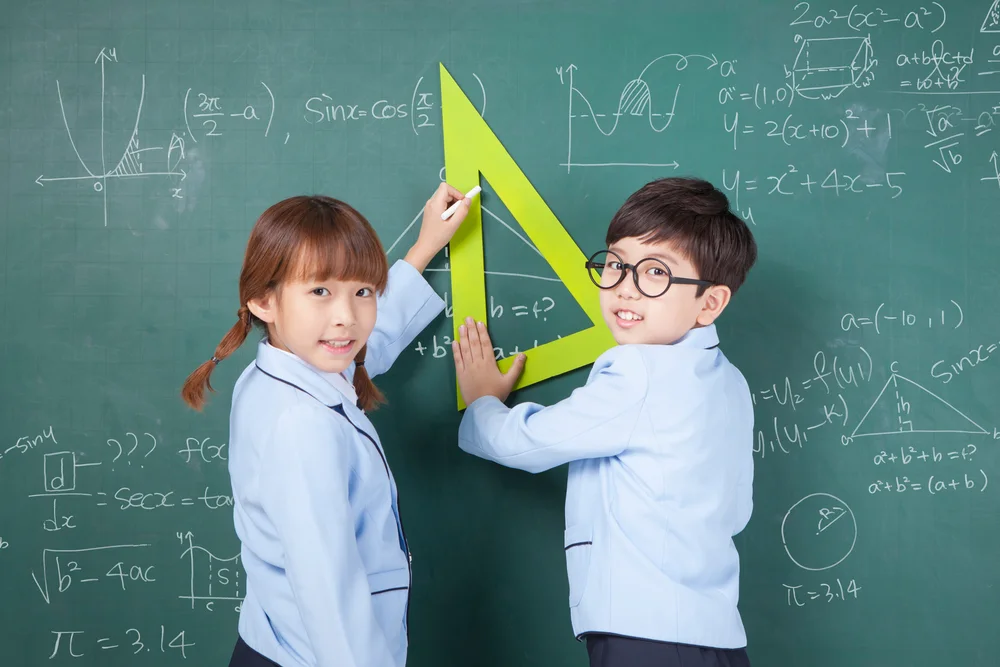 칠판에서 수학을 설명하는 모습