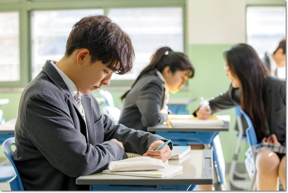 개별 과제에 집중하는 학생