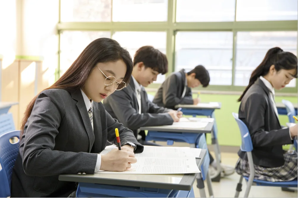 교실에서 공부하는 학생들