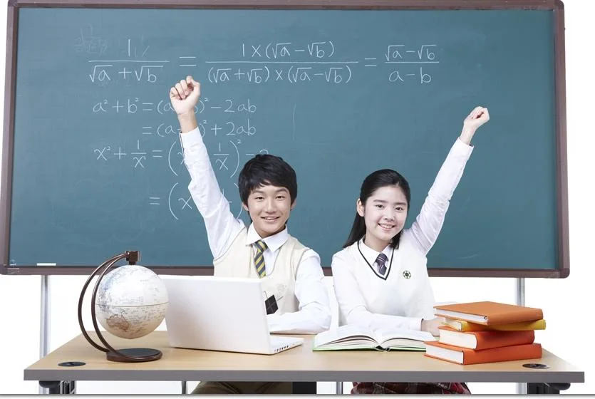 칠판 앞의 두 학생