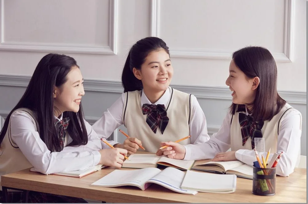 교재의 내용을 함께 확인하는 모습