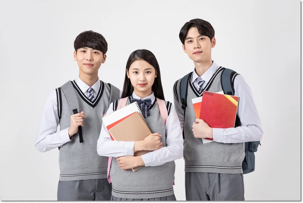 책과 노트를 든 학생들