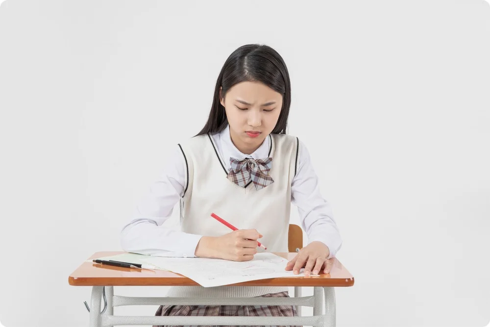 노트에 집중해 기록하는 학생
