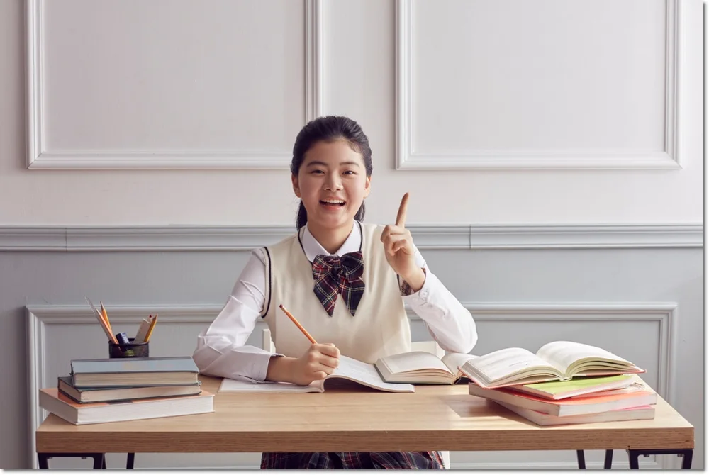 질문하며 손을 드는 학생
