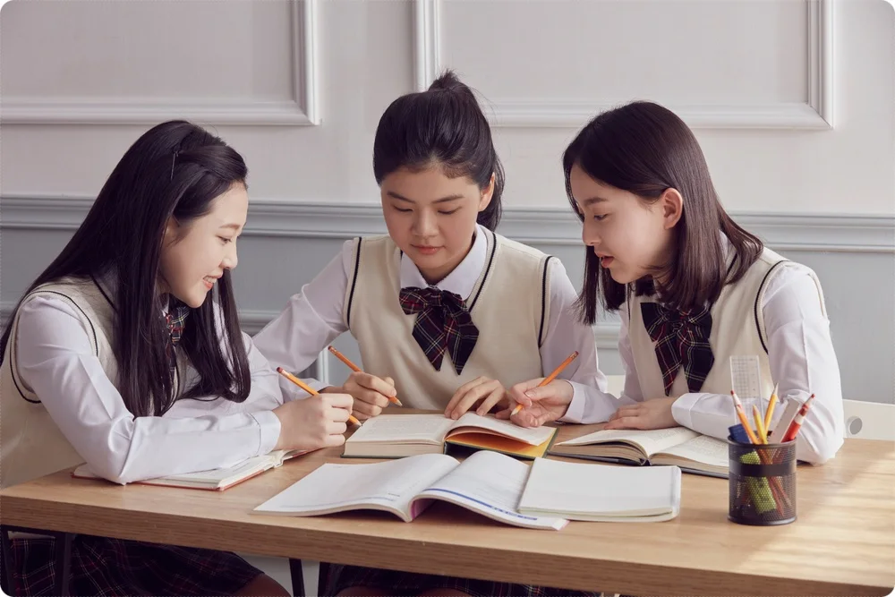 교재를 함께 검토하는 학생들