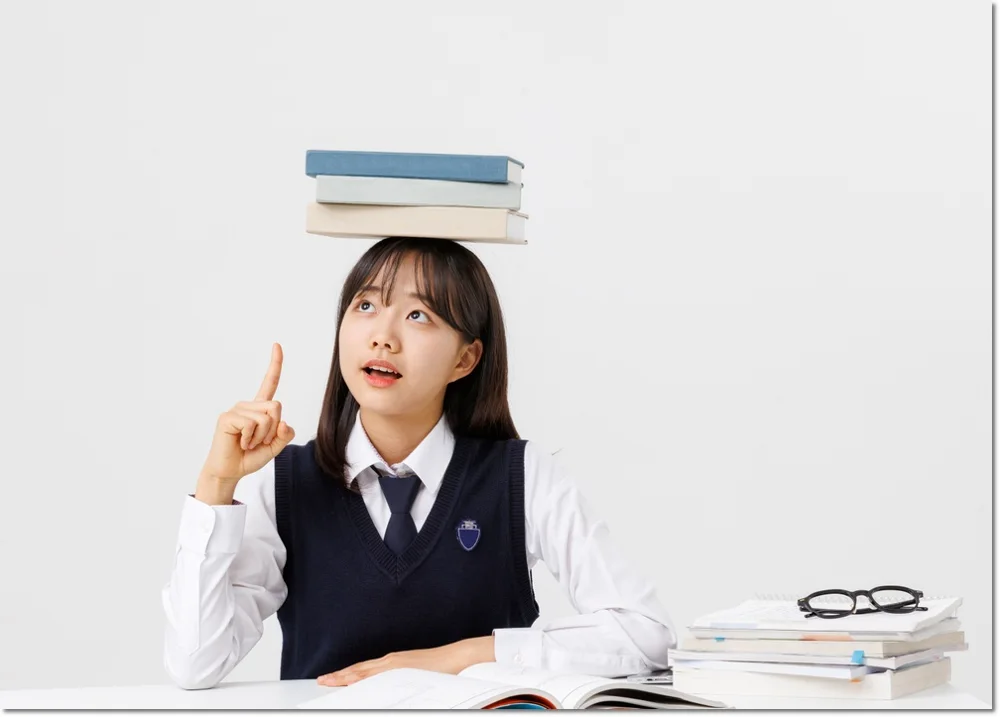 공부할 과제를 생각하는 학생