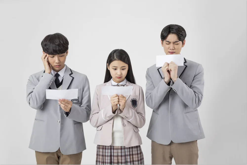 자료를 함께 읽는 학생들