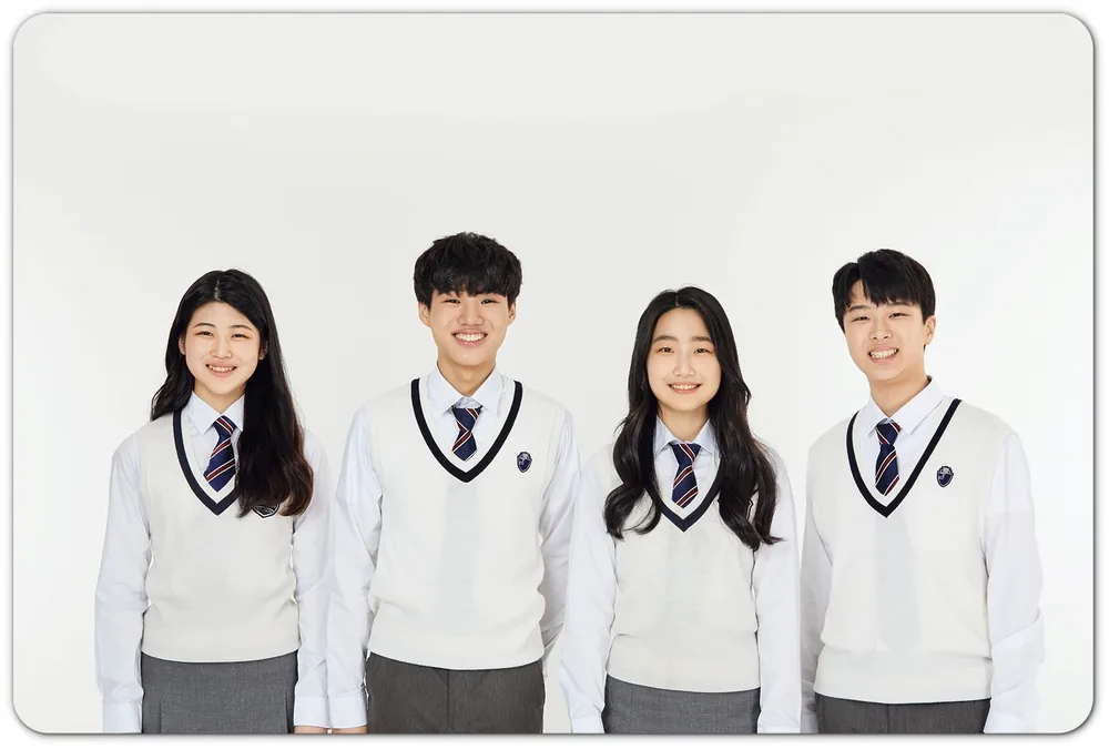 교복 차림으로 함께 선 네 학생