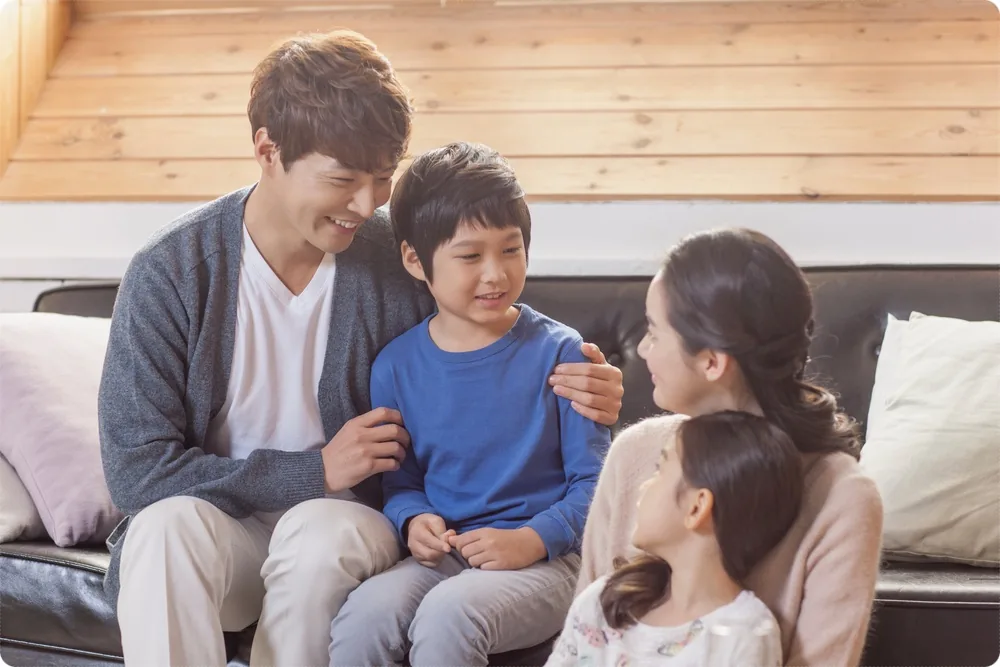 보호자와 아이가 함께 이야기하는 모습
