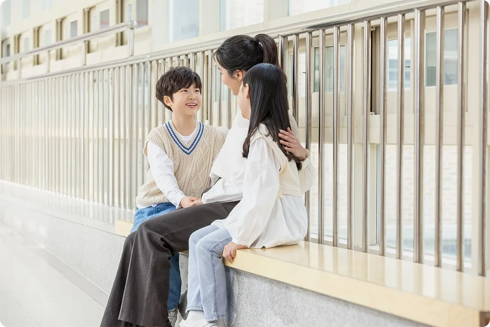 교복 차림의 두 학생이 대화하는 모습