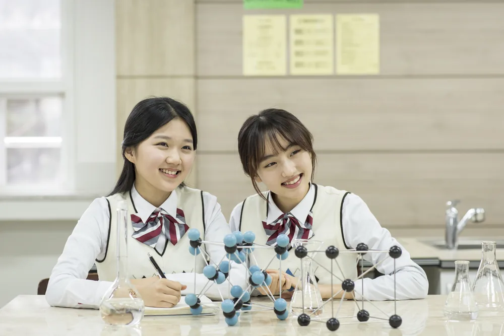 분자 모형을 함께 살펴보는 학생들