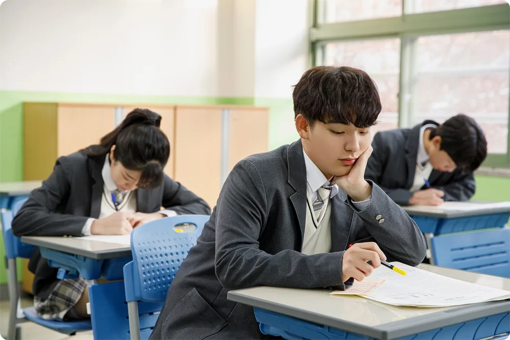교실에서 교재를 읽는 학생들