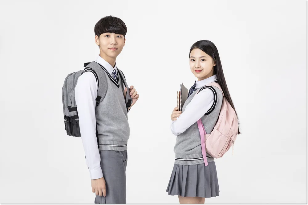 가방을 멘 두 학생