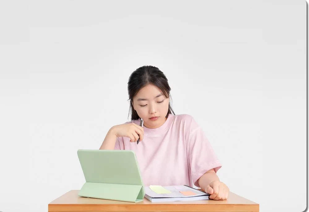 노트북 앞에서 생각하는 학생