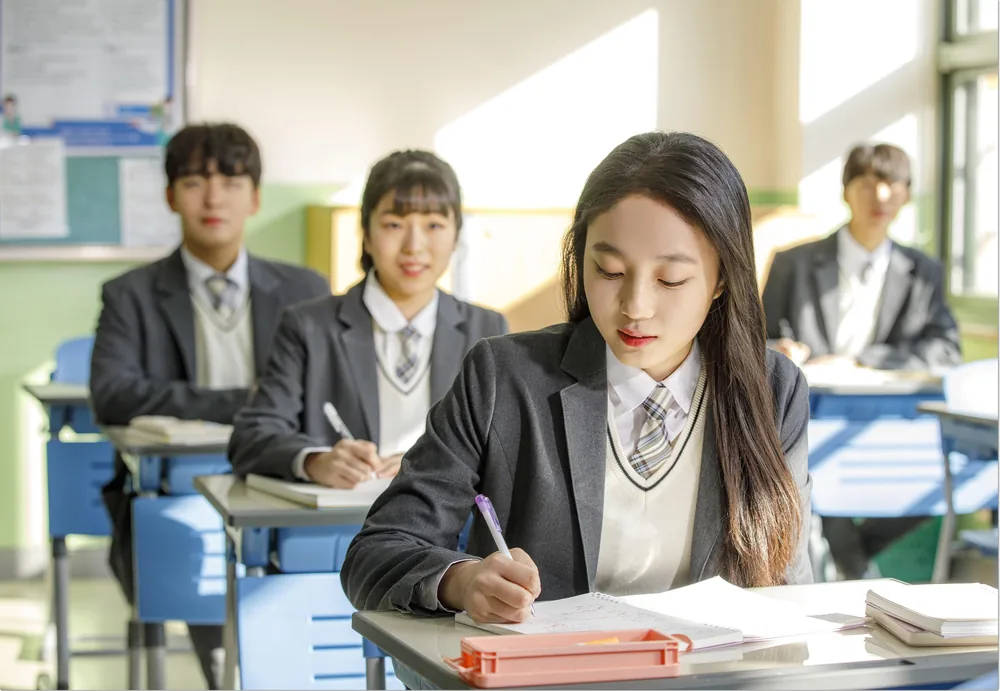 교실에서 필기하는 학생들