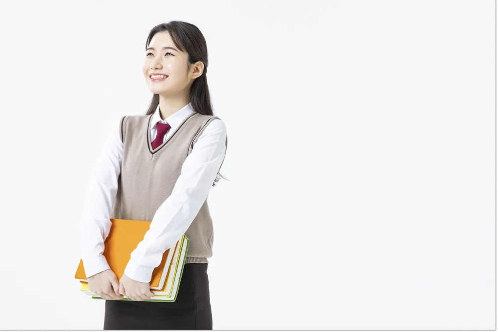노트를 든 교복 차림의 학생