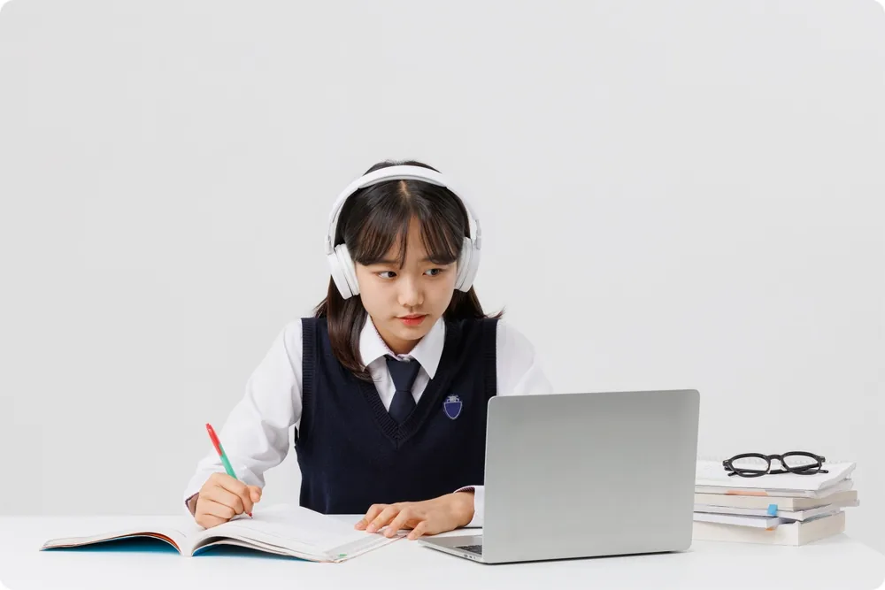 책상에서 문제를 푸는 학생