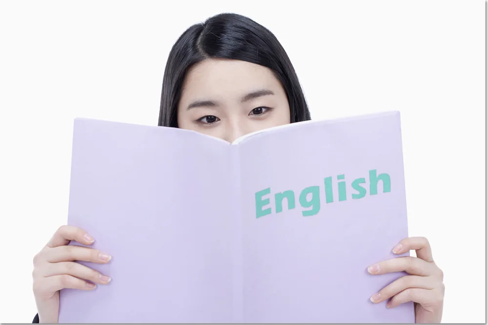 영어 교재를 들고 읽는 학생