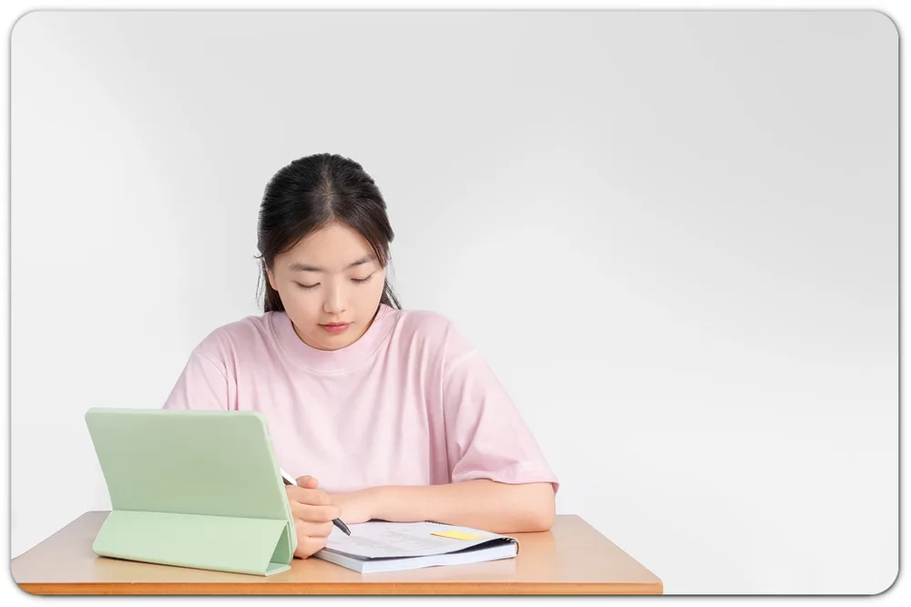 노트북 앞에서 자료를 보는 학생
